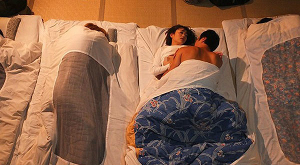 西野翔作品番号URE-046 C罩杯人妻老师拒绝青梅竹马遭轮奸