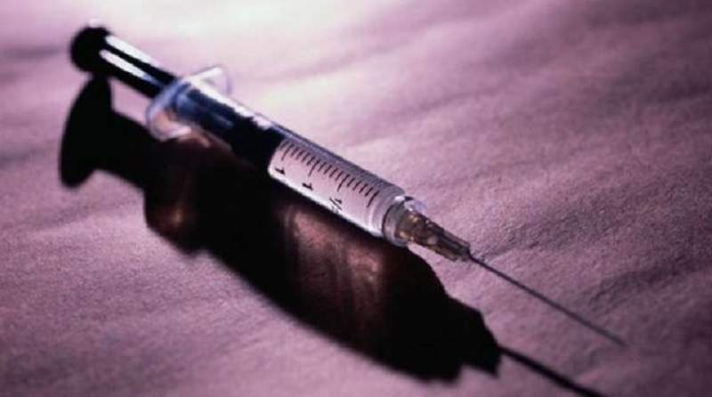 爱尔兰男人注射精液为自己治病 打手枪用精液治疗背部酸痛