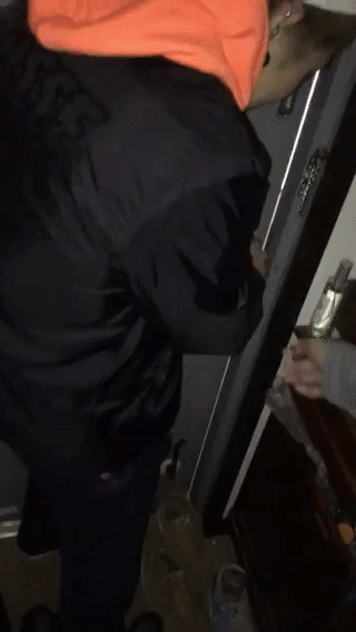 真人版“密室逃脱” 被自行车困在家中等待救援