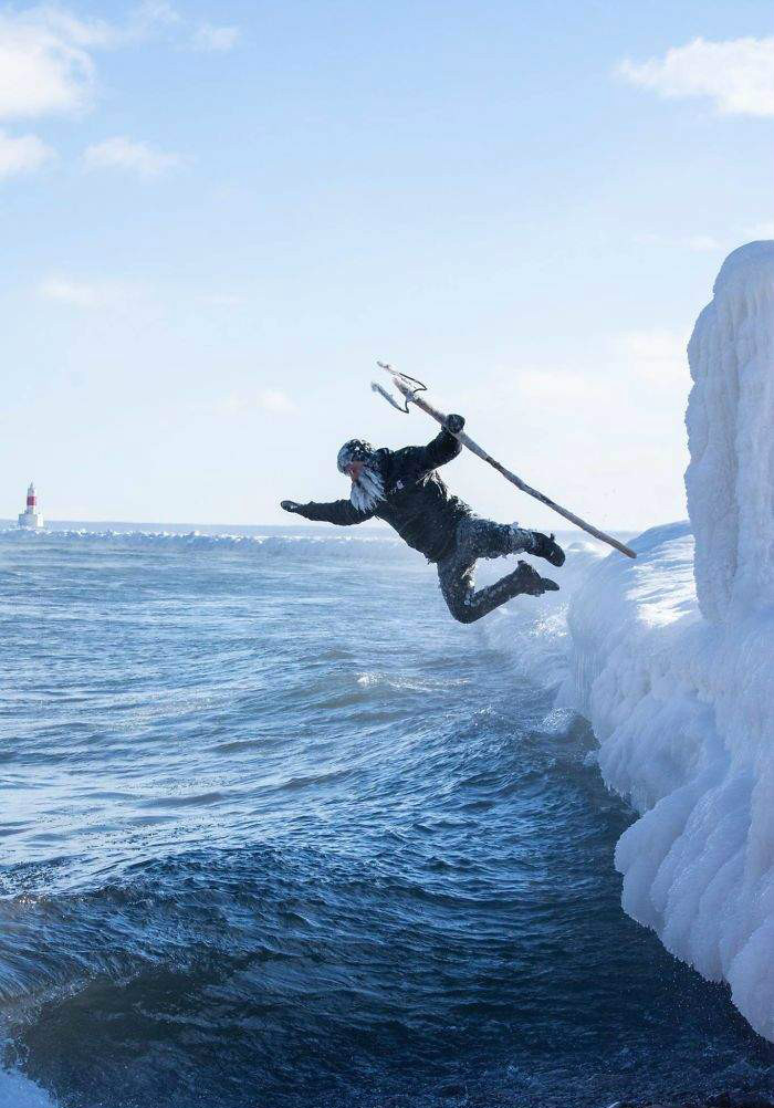 冲浪者零下34度挑战冲浪 秒变“冰王”令人冷颤