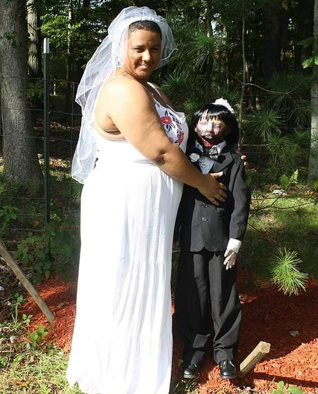 美国奇葩女子与僵尸娃娃结婚 婚礼后就圆房