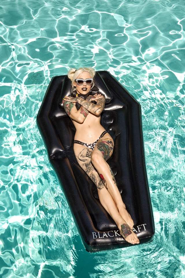 棺材气垫床你敢尝试吗 躺进棺材气垫海上漂流变成浮尸