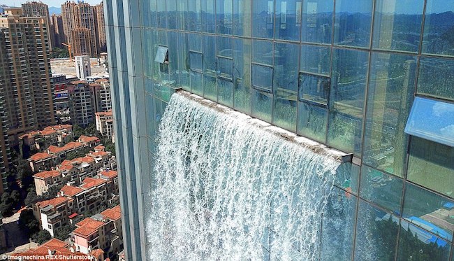 贵州人工瀑布大楼蔚为壮观 人造瀑布吸引游客