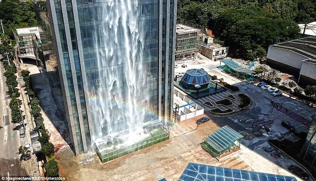 贵州人工瀑布大楼蔚为壮观 人造瀑布吸引游客