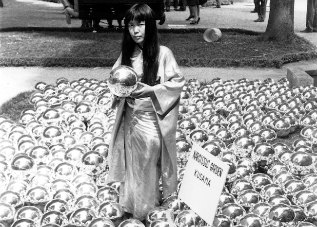 草间弥生《自恋庭园》再现纽约 传奇艺术家用1500颗镜面金属球重现经典装置艺术