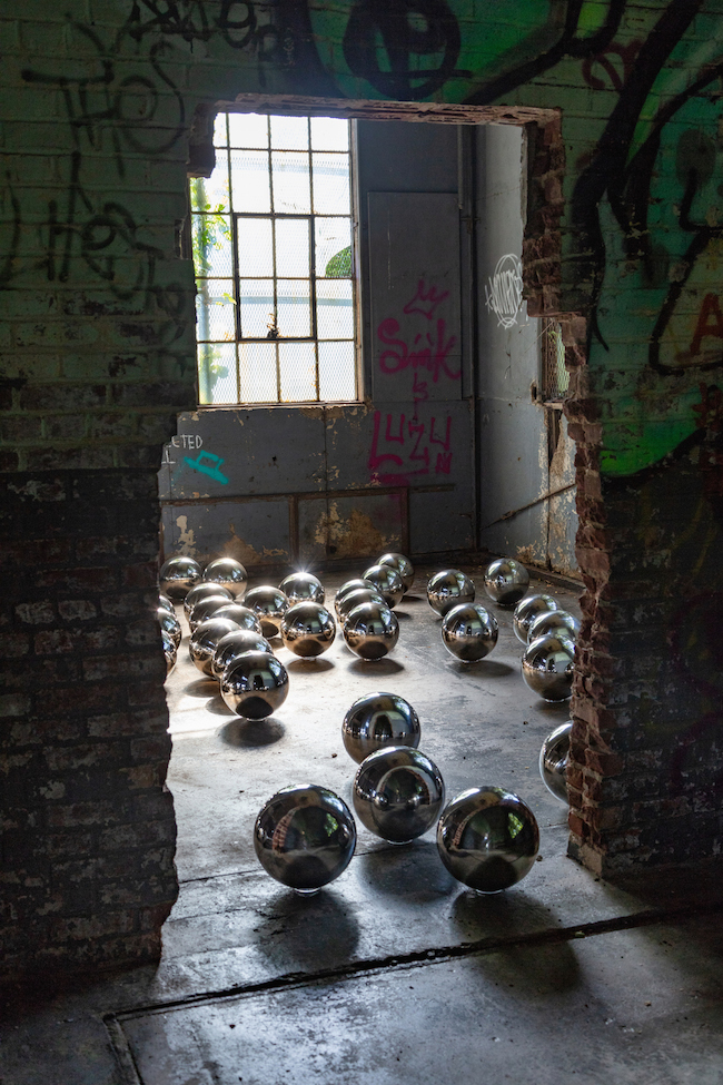 草间弥生《自恋庭园》再现纽约 传奇艺术家用1500颗镜面金属球重现经典装置艺术