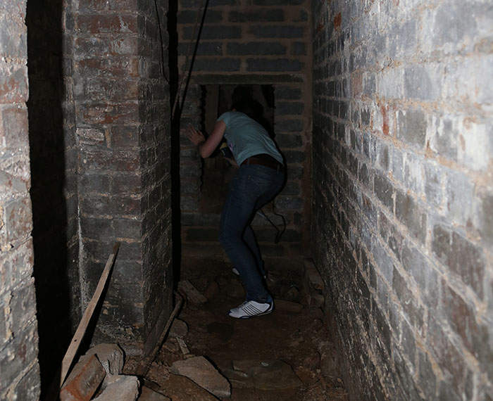 租住房发现秘密地窖 密室中有一神秘大洞