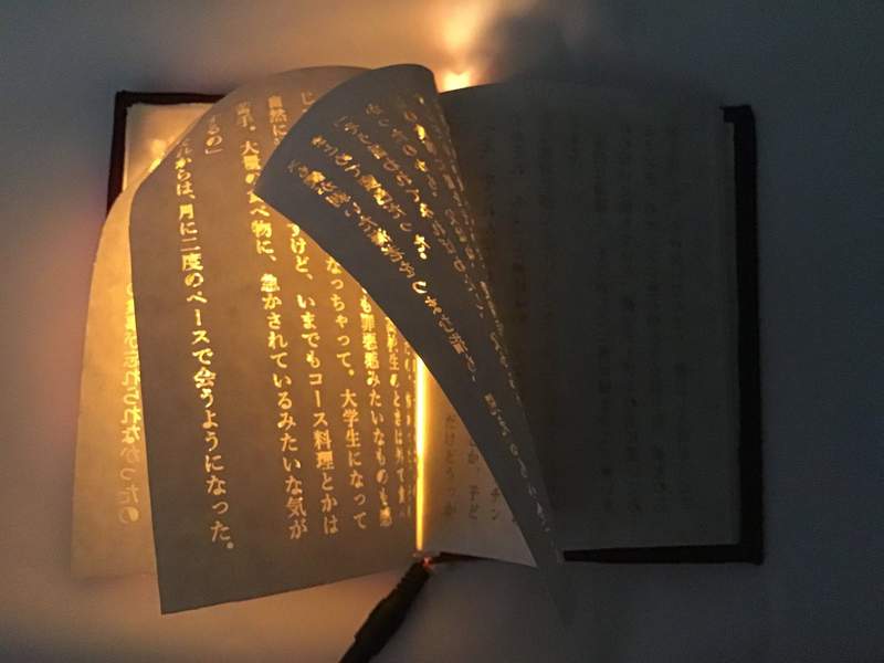 会发光的书好神奇 “雷射雕刻”技术制作书箱像“魔法书”