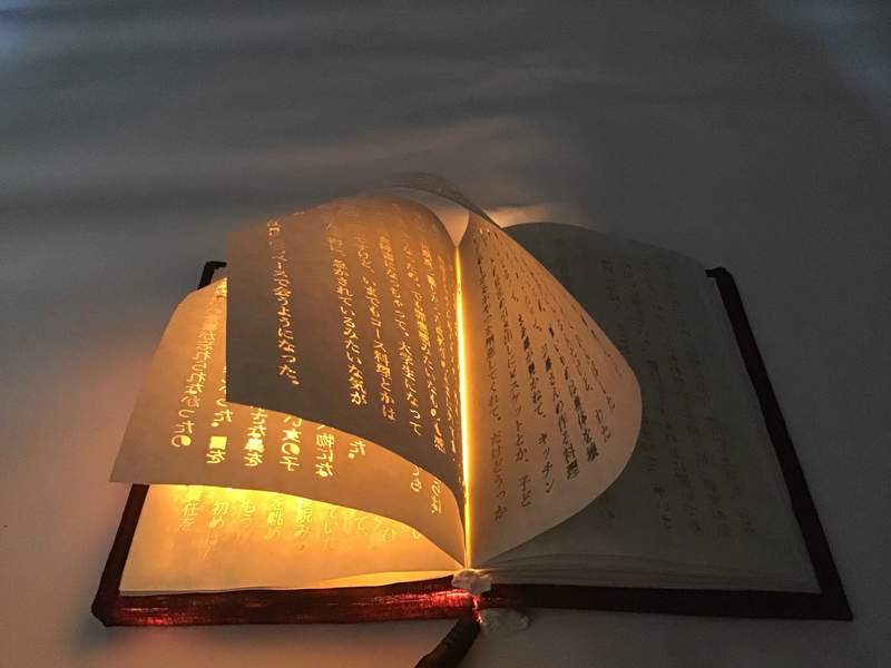 会发光的书好神奇 “雷射雕刻”技术制作书箱像“魔法书”