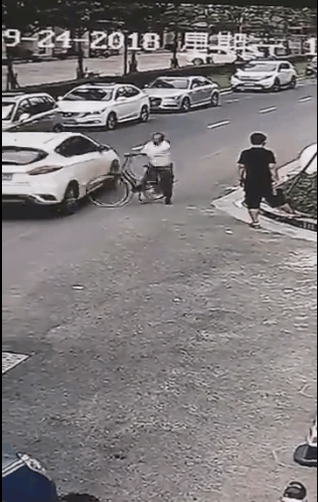 奇葩碰瓷事件 女儿不愿碰瓷老妈亲自上阵