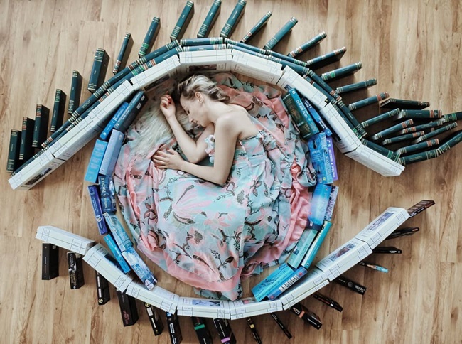 大书迷用书本再现故事情节 化身故事主角走出书的世界