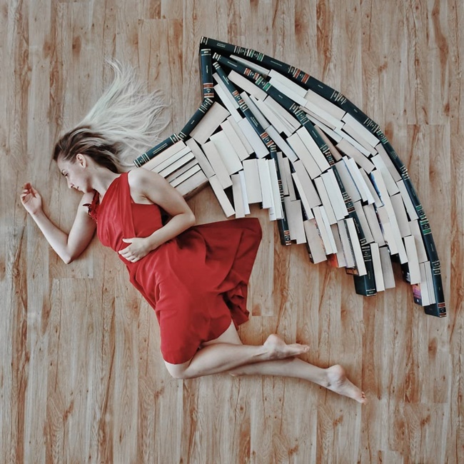 大书迷用书本再现故事情节 化身故事主角走出书的世界