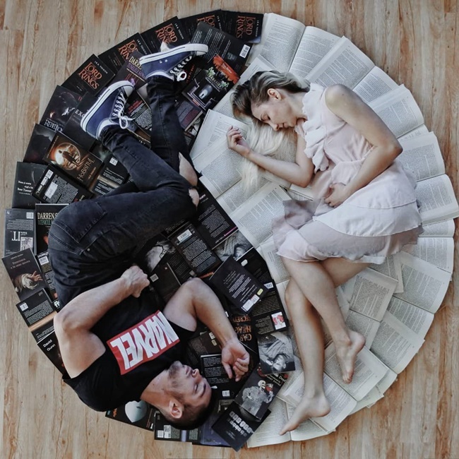 大书迷用书本再现故事情节 化身故事主角走出书的世界