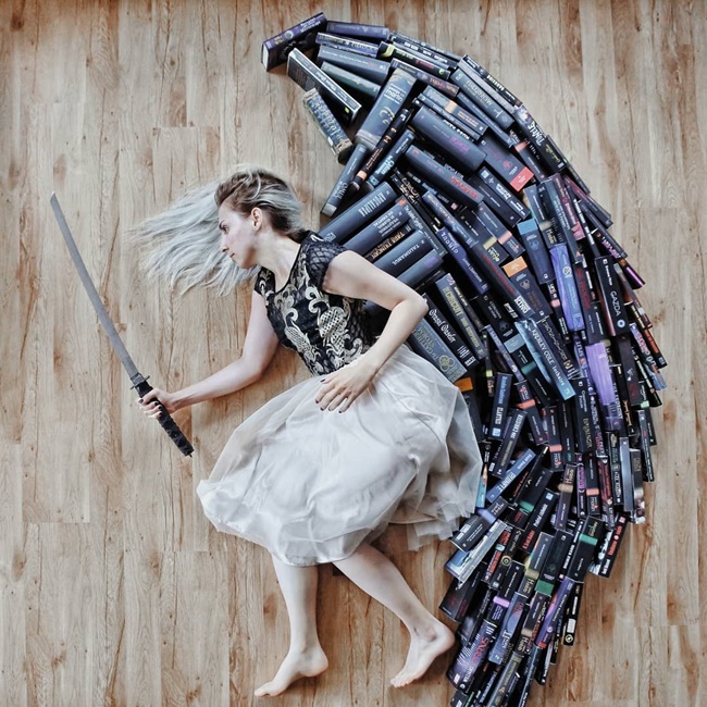 大书迷用书本再现故事情节 化身故事主角走出书的世界