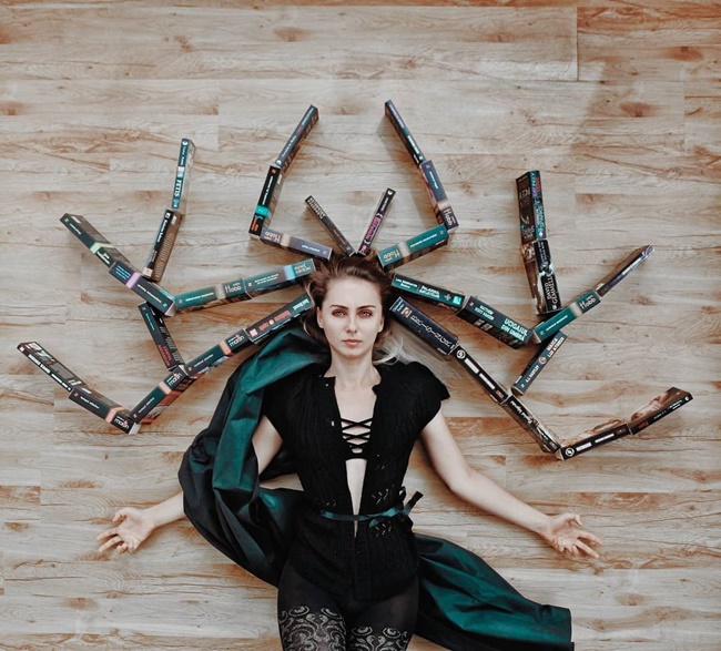 大书迷用书本再现故事情节 化身故事主角走出书的世界