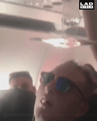 乘客飞机上酣睡 遭朋友恶搞笑到你肚子疼