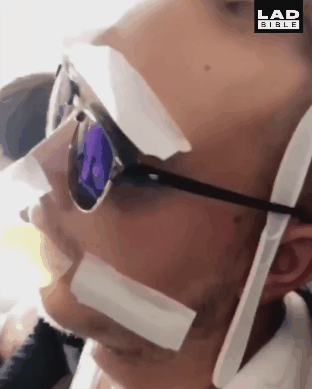 乘客飞机上酣睡 遭朋友恶搞笑到你肚子疼