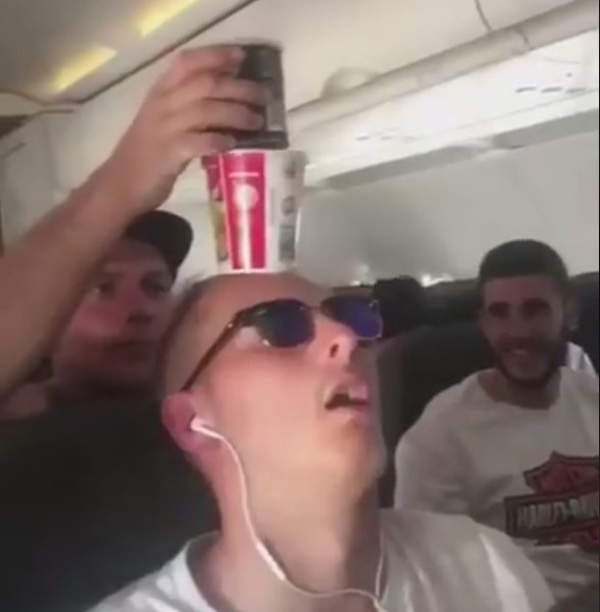 乘客飞机上酣睡 遭朋友恶搞笑到你肚子疼