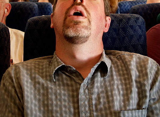 乘客飞机上酣睡 遭朋友恶搞笑到你肚子疼