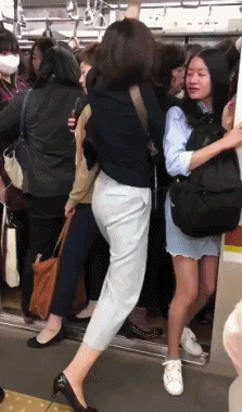 精选爆笑GIF动态图片 每张自拍照出现同一个人细思极恐