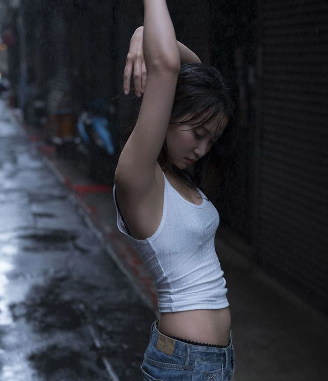 永尾玛利亚（永尾まりや）最新写真 泳池解内衣神情迷人