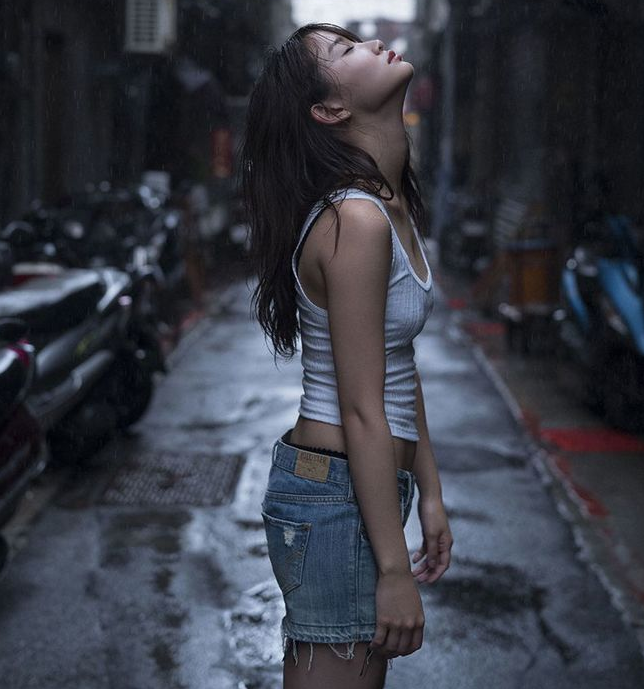 永尾玛利亚（永尾まりや）最新写真 泳池解内衣神情迷人