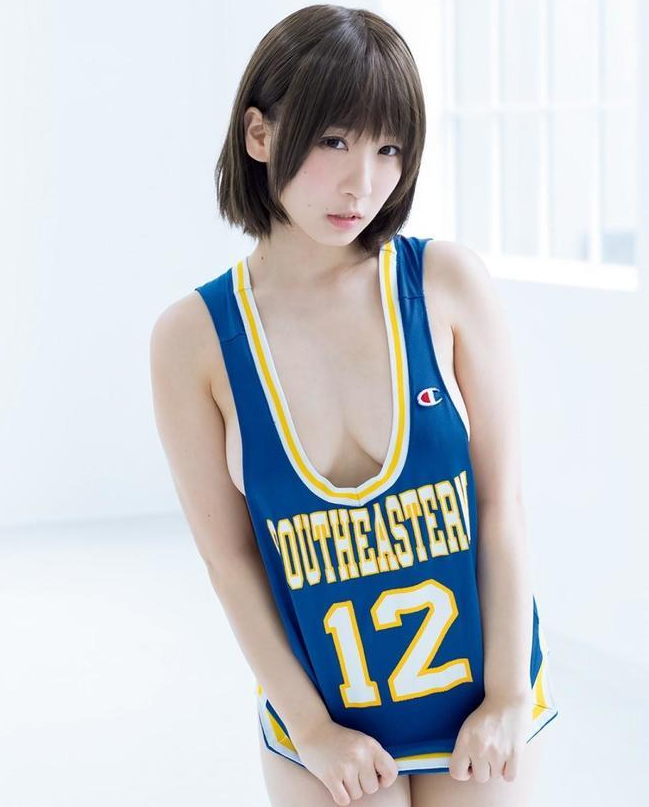 伊织萌（伊織もえ）最新写真 12号篮球衣侧乳霸气外漏