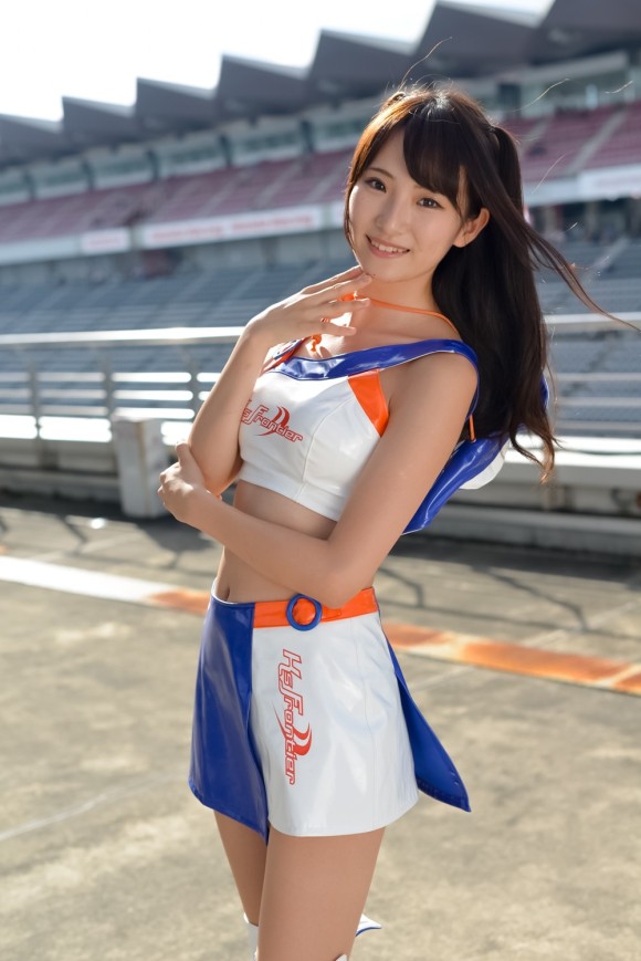 展场的娇点 气质正妹立花はる腼腆笑容让人好心动阿!