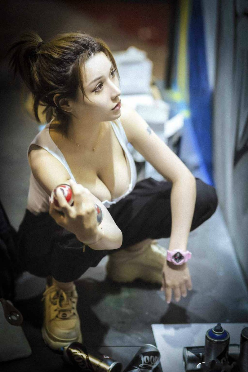 游戏实况主米兰镂空背心侧乳霸气外露 热裤美女翘臀性感