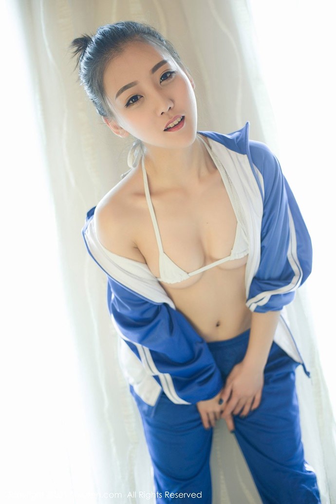 校服穿成这样，就不能全脱了吗？国产「制服诱惑」光眼神就让人不行了！