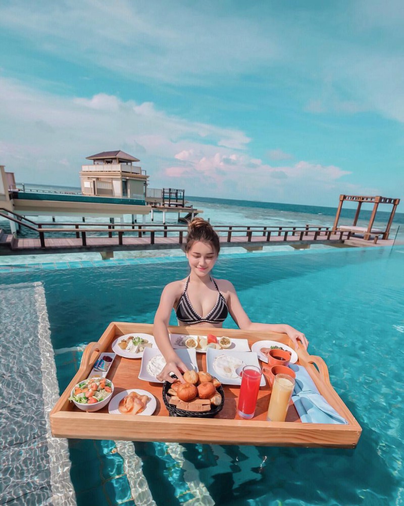 甜美正妹Chuithing Lim晒马尔代夫旅游照 穿比基尼享用漂浮早餐