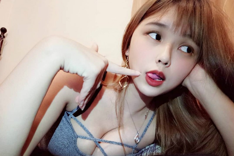 台湾童颜巨乳美女 性感正妹卖萌床照事业线诱人