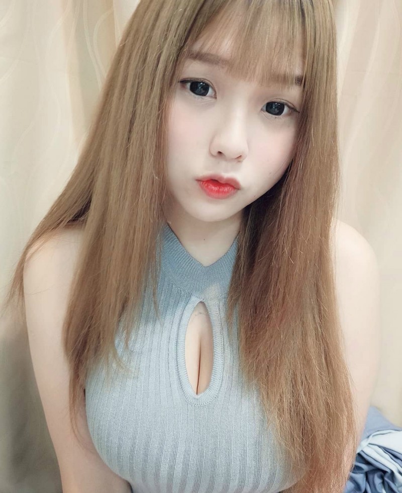 台湾童颜巨乳美女 性感正妹卖萌床照事业线诱人