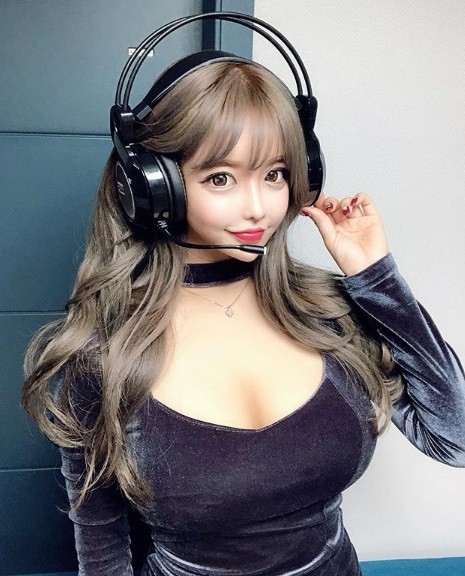 23岁网红美女爱秀“竹竿腰西瓜奶” 网友一面倒批实在不好看