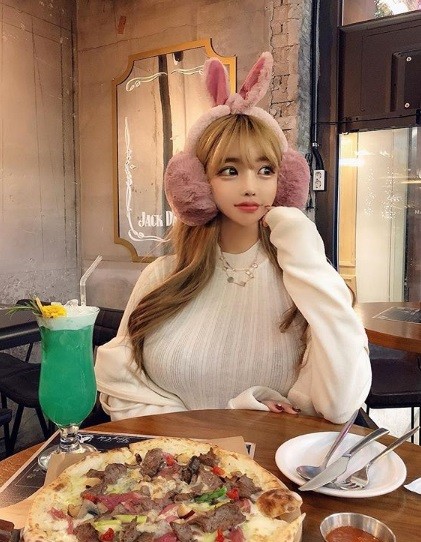 23岁网红美女爱秀“竹竿腰西瓜奶” 网友一面倒批实在不好看