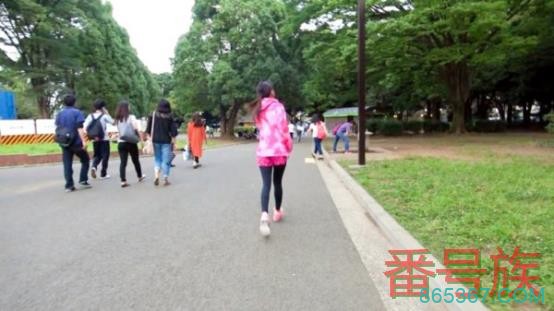 秾纤合度的慢跑妹子希望你陪她到饭店「收操」！