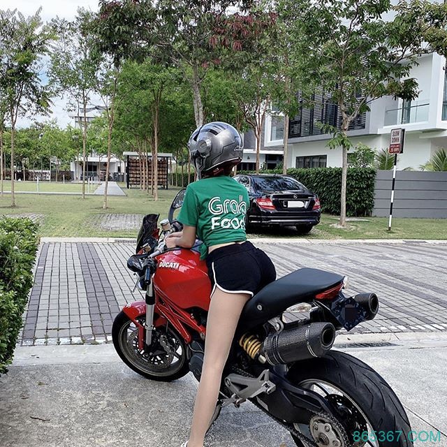 马来西亚的网红正妹颜妃(Gatita Yan)脱光上衣宣传写真！趴床掉出半球、隐藏刺青