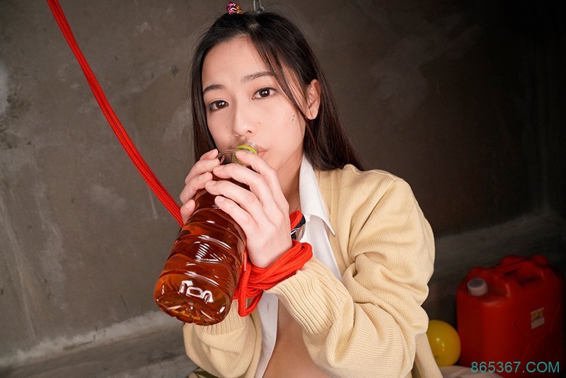 极小的穴Vs. 极黑的炮！市川花音吃下巧克力棒！