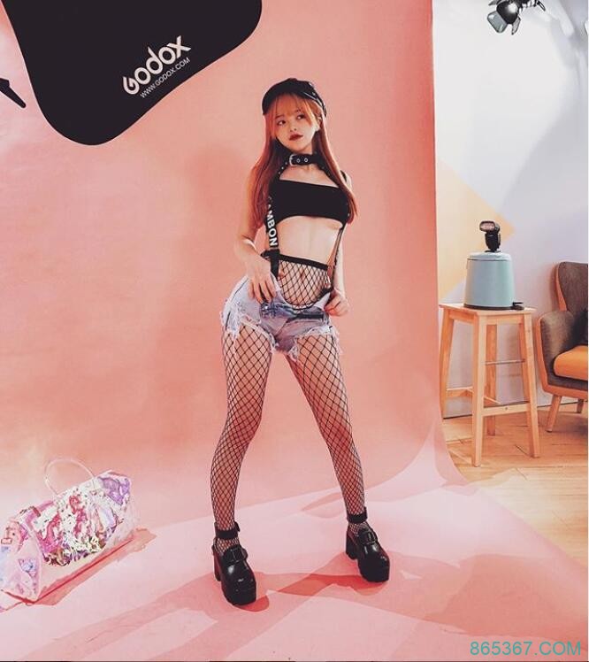 才宣布进军暗黑界！米砂旗袍这样穿网惊走光了