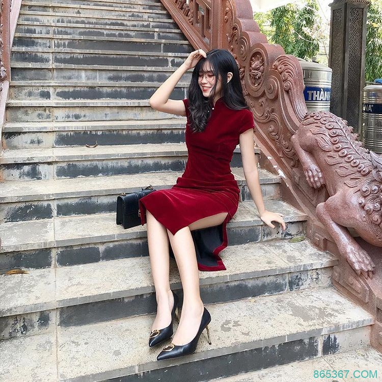 越南正妹微博照片穿高衩旗袍开到臀部若隐若现