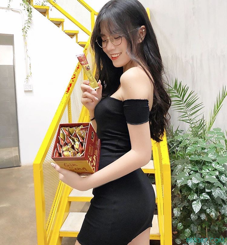 越南正妹微博照片穿高衩旗袍开到臀部若隐若现