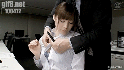 ABP-458：制服美少女铃村爱里和男友在办公室上演啪啪激战！