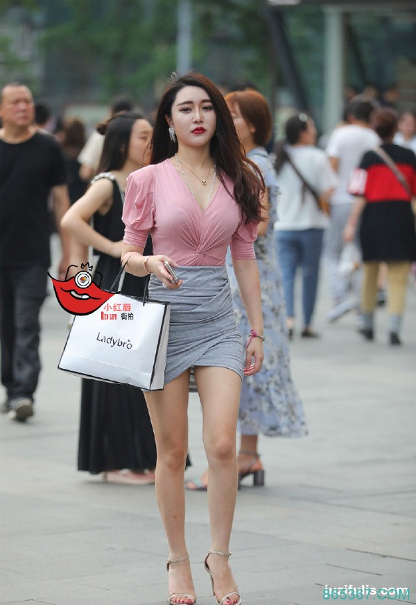 街拍绝美少妇包臀短裙搭配开胸衫