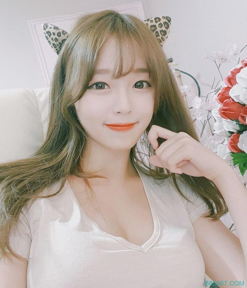 南韩萌妹直播:Coco,实在太胸了,肉肉的身材。