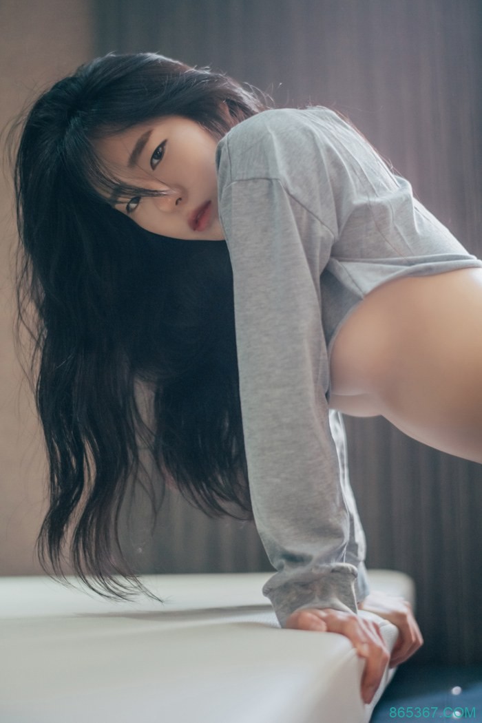 韩国美女泳装诱惑、美乳半露销魂诱惑写真
