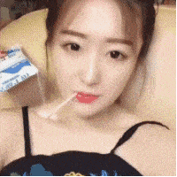 今日搞笑GIF动态图20200525:小姐姐女这锁骨,不是我吹,我可以玩一个月。事实告诉我们,千万别惹女人,我就想知道妹子脚痛吗?