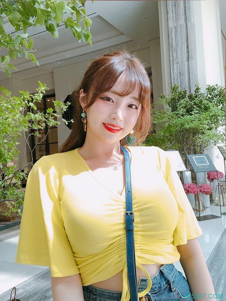 南韩萌妹直播:Coco,实在太胸了,肉肉的身材。