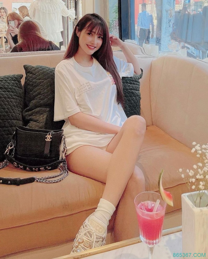 「笑眼正妹」看球赛迷倒观众!「深邃电眼+甜甜梨涡」大爆红,竟还有超火辣S曲线!