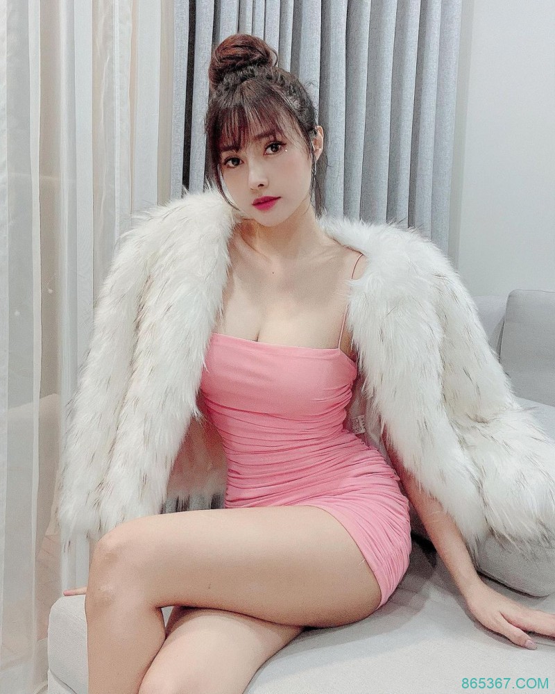 「笑眼正妹」看球赛迷倒观众!「深邃电眼+甜甜梨涡」大爆红,竟还有超火辣S曲线!