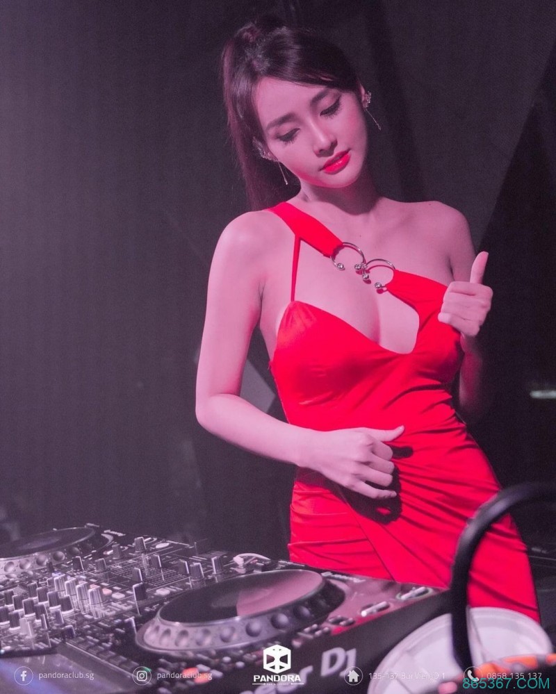 「笑眼正妹」看球赛迷倒观众!「深邃电眼+甜甜梨涡」大爆红,竟还有超火辣S曲线!